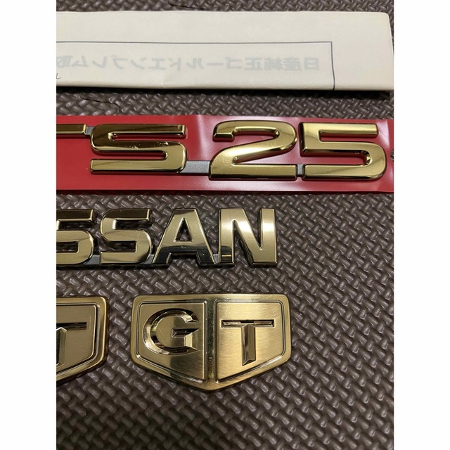 日産 R32 GTS25 純正ゴールドエンブレム 自動車/バイクの自動車(車外アクセサリ)の商品写真