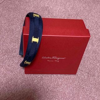 フェラガモ(Ferragamo)のフェラガモ リボンカチューシャ　ネイビー×ゴールド　紺(カチューシャ)