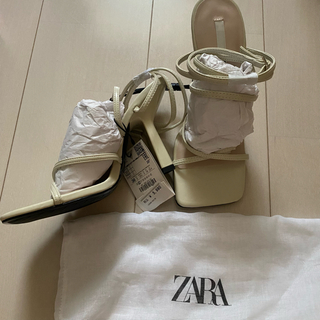 ザラ(ZARA)の新品未使用　ZARA サンダル　白　(サンダル)