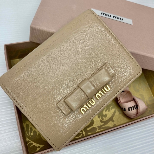 miumiuコンパクト財布