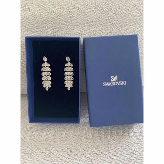 スワロフスキー(SWAROVSKI)の(AN様専用)SWAROVSKI baron リーフ ロングピアス(ピアス)