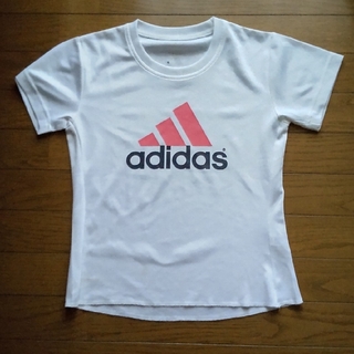 アディダス(adidas)のadidasTシャツ(Tシャツ/カットソー(半袖/袖なし))