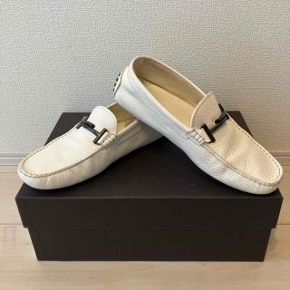 トッズ(TOD'S)のトッズ　ホワイト　ドライビングシューズ　美品(スリッポン/モカシン)