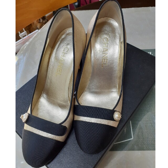 CHANEL - CHANELゴールドパンプスの通販 by アヒージョ's shop