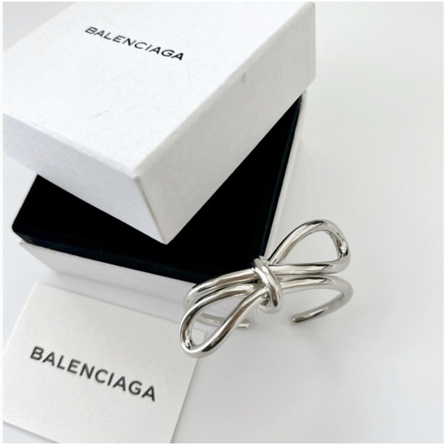 Balenciaga(バレンシアガ)のBalenciaga バレンシアガ⭐️美品リボンノット シルバーバングル   レディースのアクセサリー(ブレスレット/バングル)の商品写真