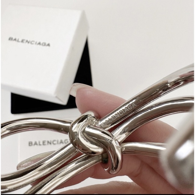 Balenciaga(バレンシアガ)のBalenciaga バレンシアガ⭐️美品リボンノット シルバーバングル   レディースのアクセサリー(ブレスレット/バングル)の商品写真