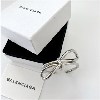 バレンシアガ(Balenciaga)のBalenciaga バレンシアガ⭐️美品リボンノット シルバーバングル  (ブレスレット/バングル)