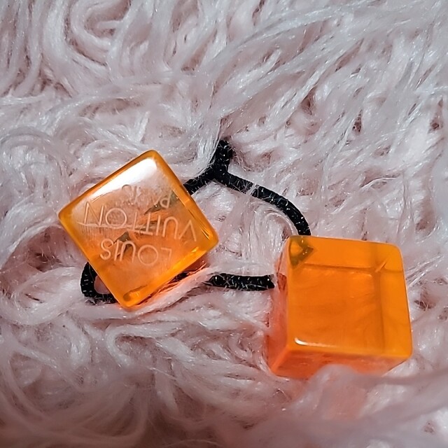LOUIS VUITTON(ルイヴィトン)のルイヴィトン ヘアゴム キューブ レディースのアクセサリー(チャーム)の商品写真