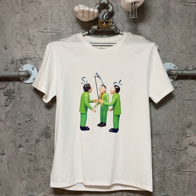 メンズ  漫画家 イラストレーター 拳銃 スーツ サラリーマン Tシャツ アート メンズのトップス(Tシャツ/カットソー(半袖/袖なし))の商品写真