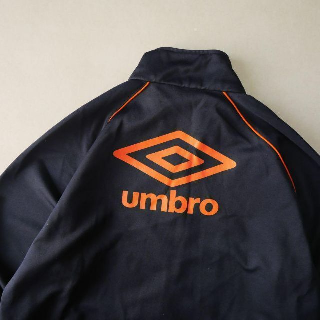 UMBRO(アンブロ)のUMBRO アンブロ ネイビー ジャージ ワンポイント バックプリント メンズのトップス(ジャージ)の商品写真