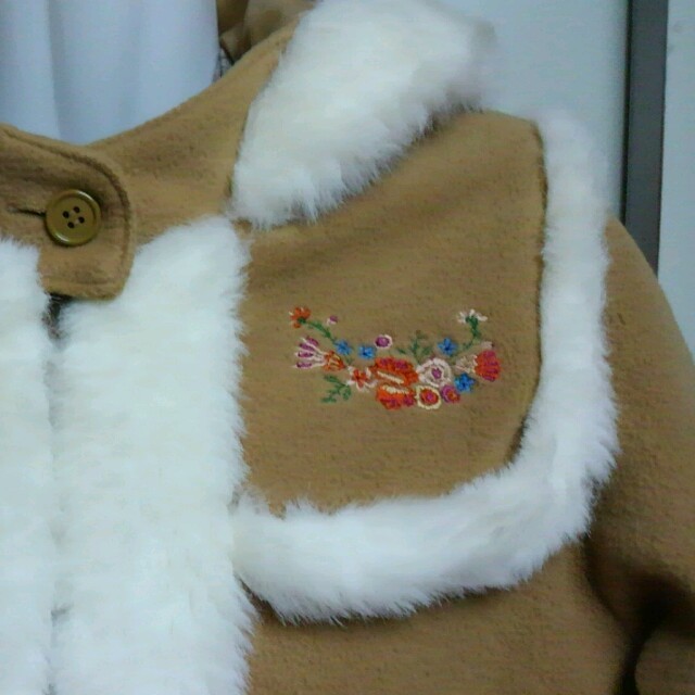 花柄刺繍付きムートンコート レディースのジャケット/アウター(ムートンコート)の商品写真