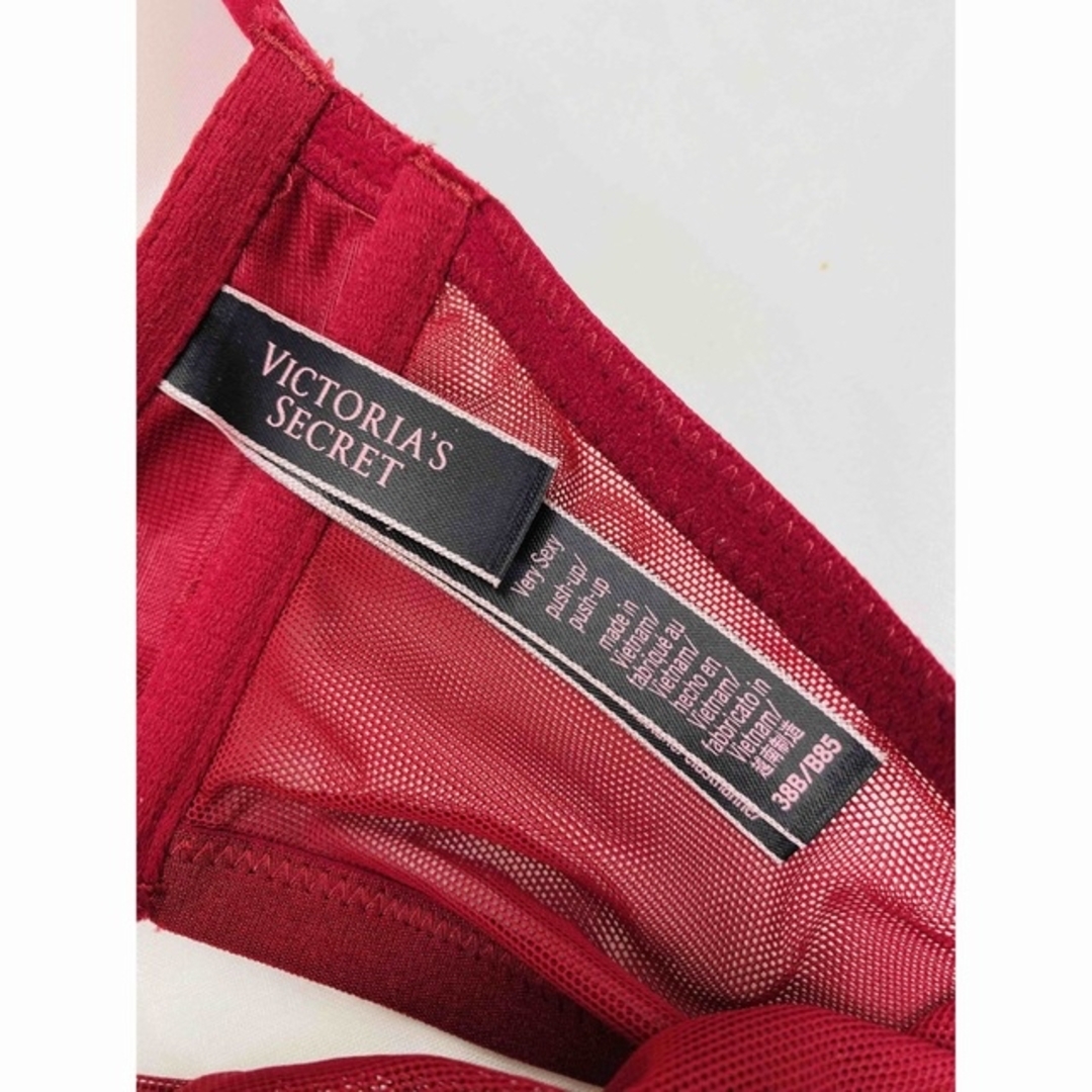 Victoria's Secret(ヴィクトリアズシークレット)の新品未使用　Victoria’s Secret プッシュアップブラジャー レディースの下着/アンダーウェア(ブラ)の商品写真