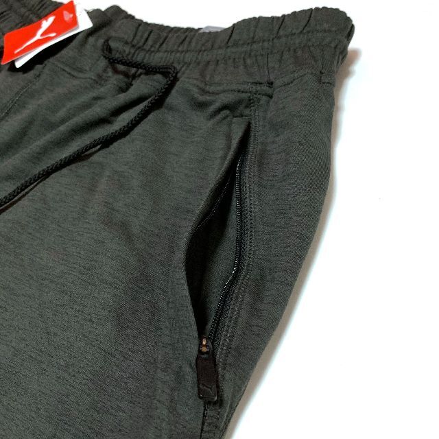 PUMA(プーマ)の新品　US Lサイズ（XL位）プーマ　8インチ ショーツ　グレー ブラック メンズのパンツ(ショートパンツ)の商品写真