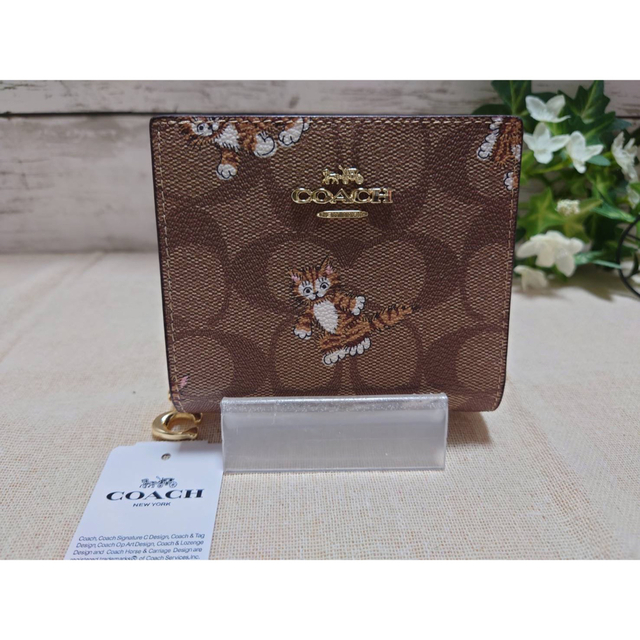 新品COACHコーチ二つ折り財布 カーキシグネチャー×ダンシングキトゥン ...