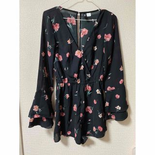 エイチアンドエム(H&M)のシフォンショートオールインワン (黒・花柄)(オールインワン)