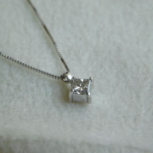 全3色/黒/赤/ベージュ 【鑑別書付】ダイヤモンドネックレス 0.18ct