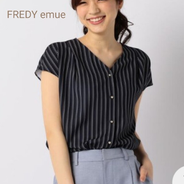 fredy emue(フレディエミュ)の【タグ付き】フレディエミュ  ジョーゼット前あきブラウス  ネイビー  M レディースのトップス(シャツ/ブラウス(半袖/袖なし))の商品写真