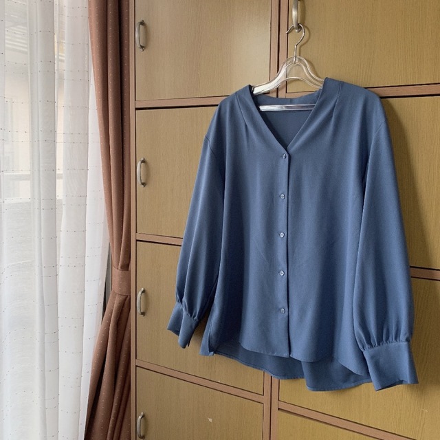 LEPSIM(レプシィム)のレプシム　ライトブルー　水色　シャツ　vネック レディースのトップス(シャツ/ブラウス(長袖/七分))の商品写真
