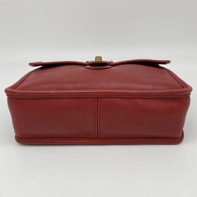 COACH(コーチ)の【オールドコーチ】オールレザー　ターンロック　ショルダーバッグ ボルドー　赤 レディースのバッグ(ショルダーバッグ)の商品写真