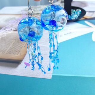 ハンドメイドピアス/イヤリング　ブルーのクラゲ(ピアス)