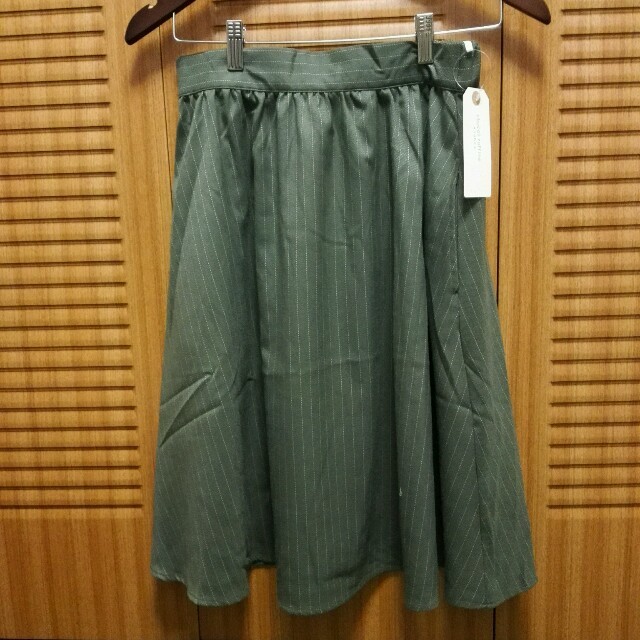 green parks(グリーンパークス)の新品未使用 ミディ丈スカート レディースのスカート(ひざ丈スカート)の商品写真