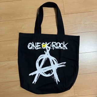 ワンオクロック(ONE OK ROCK)のONE OK ROCK  “Ambitions” トートバッグ　黒(ミュージシャン)