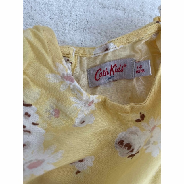 Cath Kidston(キャスキッドソン)の新品★Cath Kids黄色花柄ワンピース70㎝　女の子ベビー服キャスキッドソン キッズ/ベビー/マタニティのベビー服(~85cm)(ワンピース)の商品写真