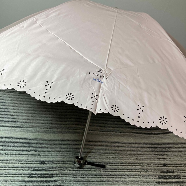 LANVIN en Bleu(ランバンオンブルー)の【新品】ランバンオンブルー フリル 晴雨兼用 折り畳み傘 ピンク 55cm レディースのファッション小物(傘)の商品写真