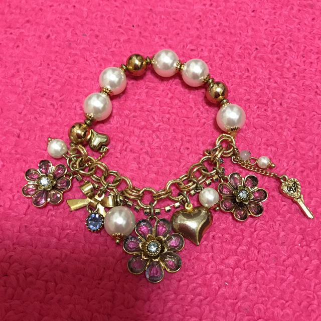 BETSEY JOHNSON(ベッツィジョンソン)のBETSEY  JOHNSON☆ブレスレット レディースのアクセサリー(ブレスレット/バングル)の商品写真