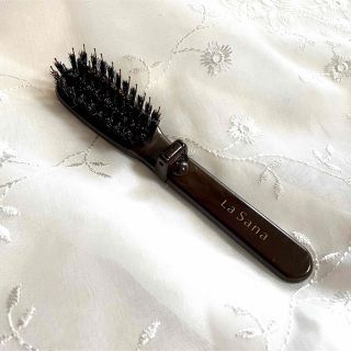 ラサーナ(LaSana)の【新品】La Sanaラサーナ 折り畳み 豚毛ヘアブラシ くし ヘアケア 髪 艶(ヘアブラシ/クシ)