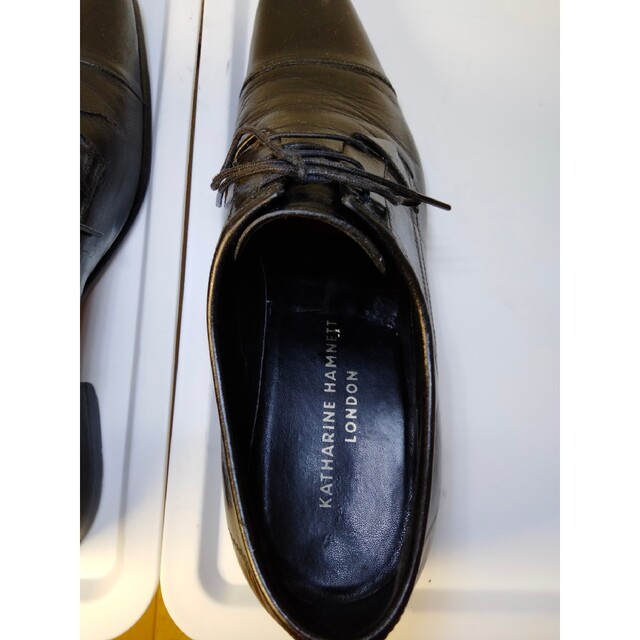 KATHARINE HAMNETT(キャサリンハムネット)の本革 キャサリンハムネット ストレートチップ ブラック メンズの靴/シューズ(ドレス/ビジネス)の商品写真