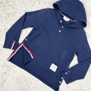 トムブラウン(THOM BROWNE)のトムブラウン ワッフル素材プルオーバーパーカー トリコロールライン シェルボタン(パーカー)