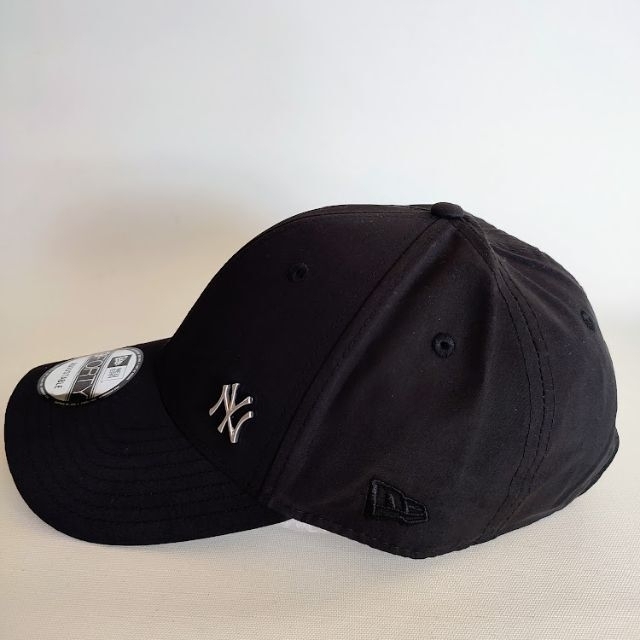 NEW ERA(ニューエラー)の【新品】 ニューエラ MLB NY ヤンキース メタルロゴ（黒） メンズの帽子(キャップ)の商品写真