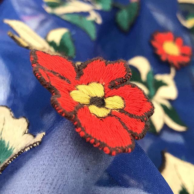 sacai(サカイ)のsacai / サカイ | 花柄 フラワー ロゴ 刺繍 ワッペン ベルベット切替 バック プリーツ ブラウス インナーキャミソール付き | 2 | ブルー | レディース レディースのトップス(シャツ/ブラウス(半袖/袖なし))の商品写真