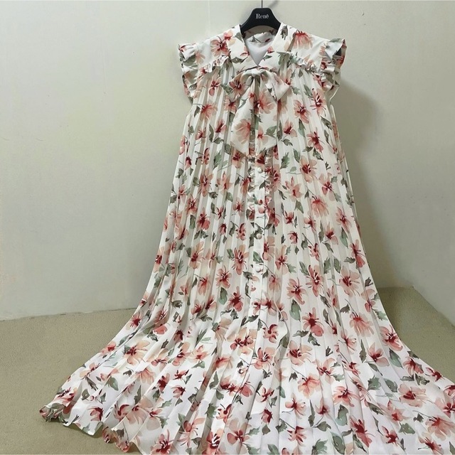 おすすめ René - タイムセール!美品♡Rene クレマチス柄ワンピース