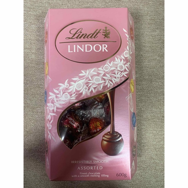 Lindt(リンツ)のコストコ　Costcoリンツリンドール　ピンクアソート1箱600g 食品/飲料/酒の食品(菓子/デザート)の商品写真