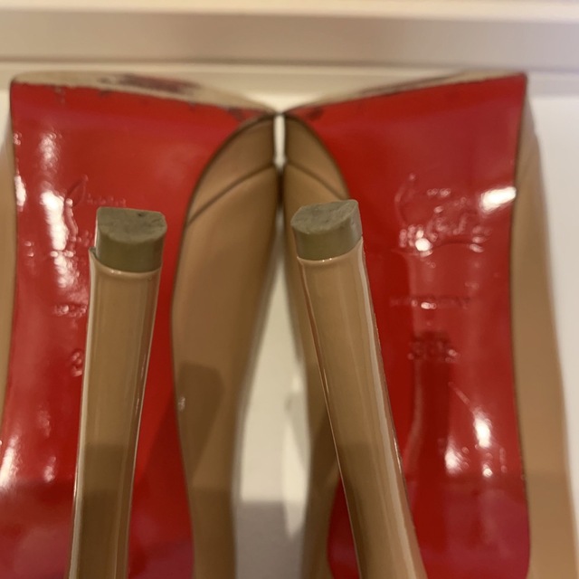 Christian Louboutin(クリスチャンルブタン)の極美品‼️新品に近いです❗️早い者勝ち❗️ルブタン　ベージュ　ヌード　パンプス レディースの靴/シューズ(ハイヒール/パンプス)の商品写真