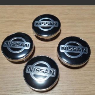 ニッサン(日産)の日産ホイールセンターキャップ4pシルバータイプ又はブラックタイプございます。(ホイール)