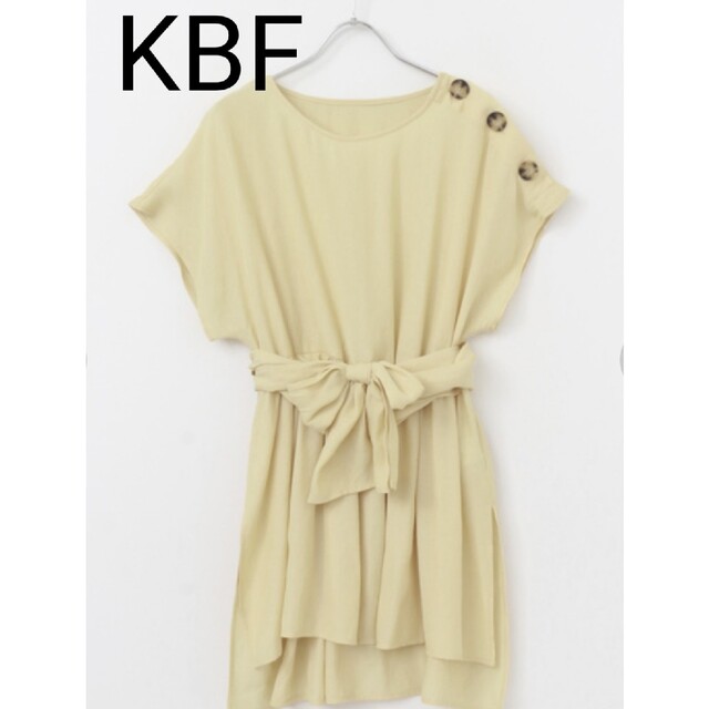 KBF(ケービーエフ)のタグ付きの未使用品　KBF　ビックボタンベルトチュニックイエロー レディースのトップス(Tシャツ(半袖/袖なし))の商品写真