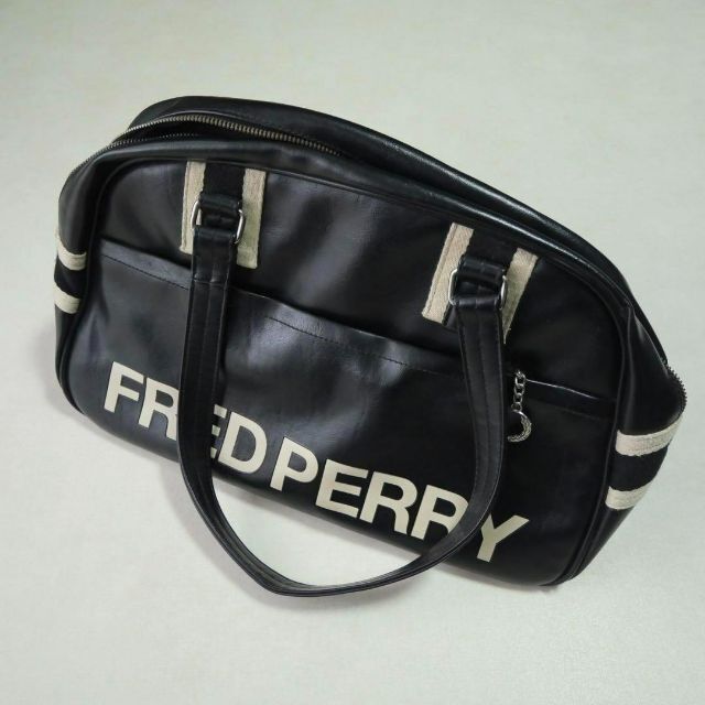 FRED PERRY(フレッドペリー)のFRED PERRY レザー ボストンバッグ ブラック　フレッドペリー メンズのバッグ(ボストンバッグ)の商品写真