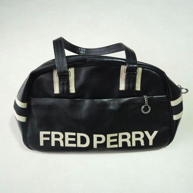 FRED PERRY(フレッドペリー)のFRED PERRY レザー ボストンバッグ ブラック　フレッドペリー メンズのバッグ(ボストンバッグ)の商品写真