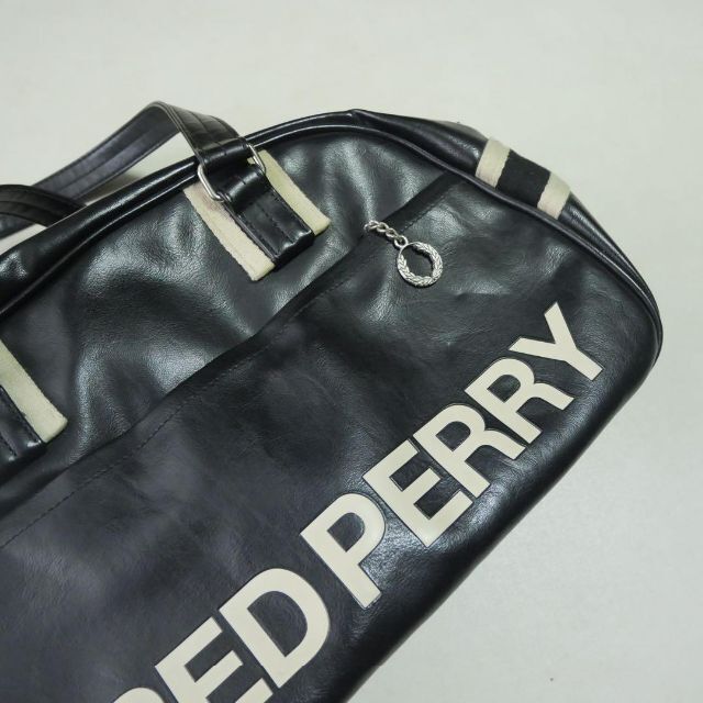 FRED PERRY(フレッドペリー)のFRED PERRY レザー ボストンバッグ ブラック　フレッドペリー メンズのバッグ(ボストンバッグ)の商品写真