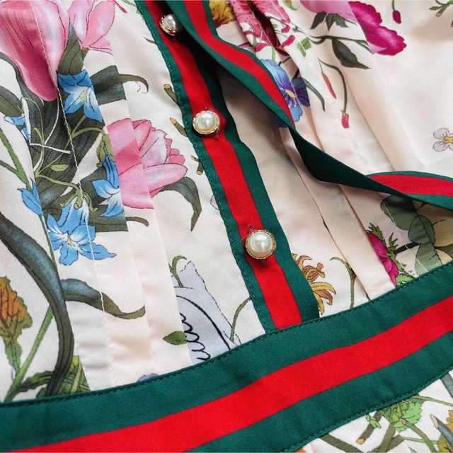 ノーブランド】GUCCI似!!花柄 ワンピース 緑 赤 ラインの通販 ノーブランド】GUCCI似!!花柄 ワンピース 緑 赤 ラインの通販