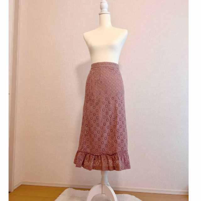 Maison de FLEUR(メゾンドフルール)の【美品】メゾンドフルール刺繍カットワークレース裾フリルコットンスカートピンクM レディースのスカート(ひざ丈スカート)の商品写真
