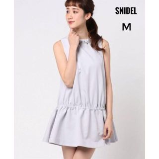 スナイデル(SNIDEL)のSNIDEL スナイデル　ビジューAラインワンピース　チュニック　グレー系　M(カットソー(半袖/袖なし))