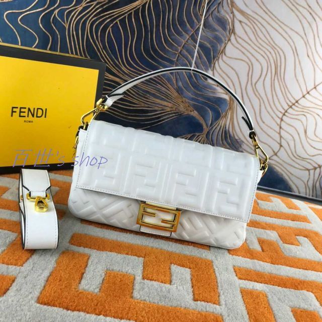 FENDI - FENDI フェンディ バゲット ホワイトレザーバッグ