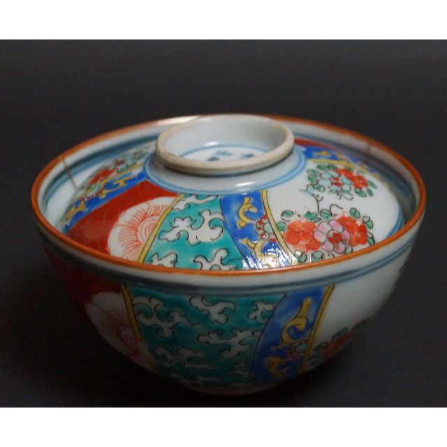 大明成化年製在銘 赤色絵『唐草花内兎文』蓋茶碗 径10.2㎝ 金継ぎあり-