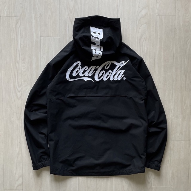 F.C.R.B.(エフシーアールビー)のF.C.R.B. Coca Cola ナイロンマウンテンパーカー メンズのジャケット/アウター(ナイロンジャケット)の商品写真