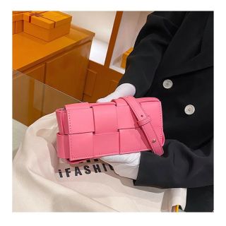 ビューティアンドユースユナイテッドアローズ(BEAUTY&YOUTH UNITED ARROWS)の新品　サーモンピンク　編み編みショルダーバッグ(ショルダーバッグ)