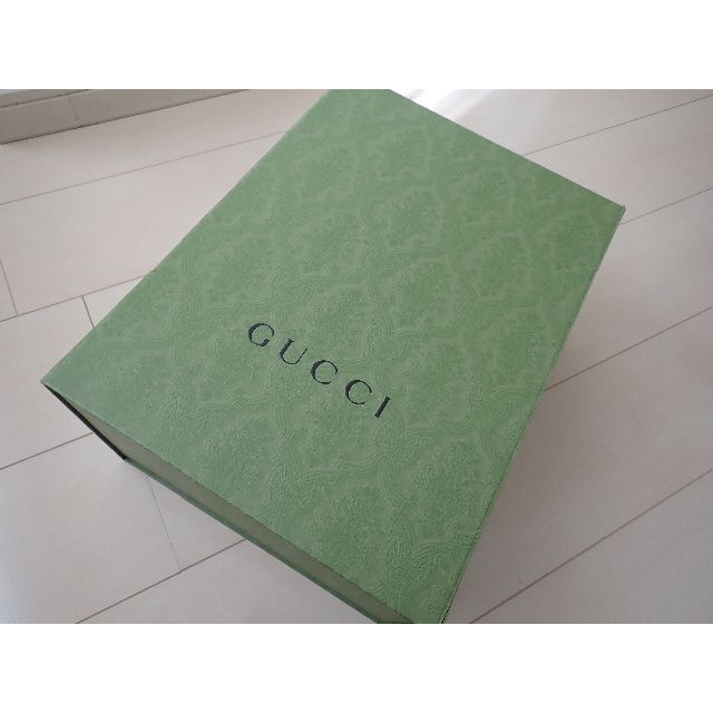 Gucci(グッチ)のグッチのバッグの専用箱のみ　緑色グリーン柄入り　取扱説明書2冊も同梱します インテリア/住まい/日用品の収納家具(ケース/ボックス)の商品写真